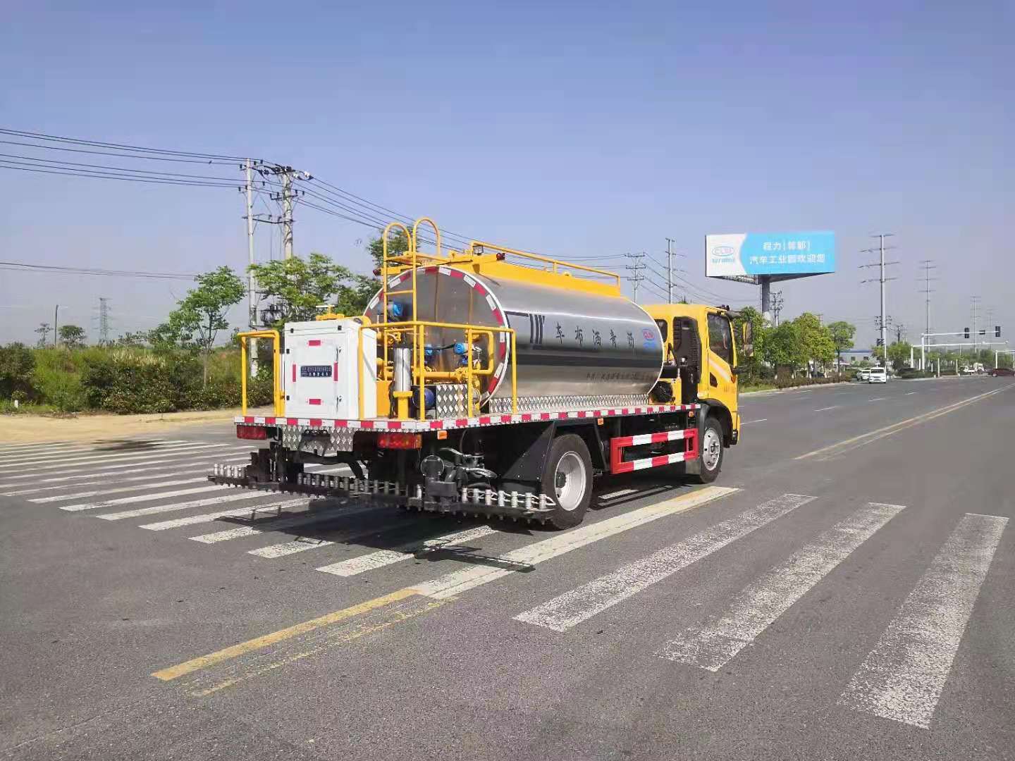 國(guó)六東風(fēng)華神6.3立方智能型瀝青灑布車