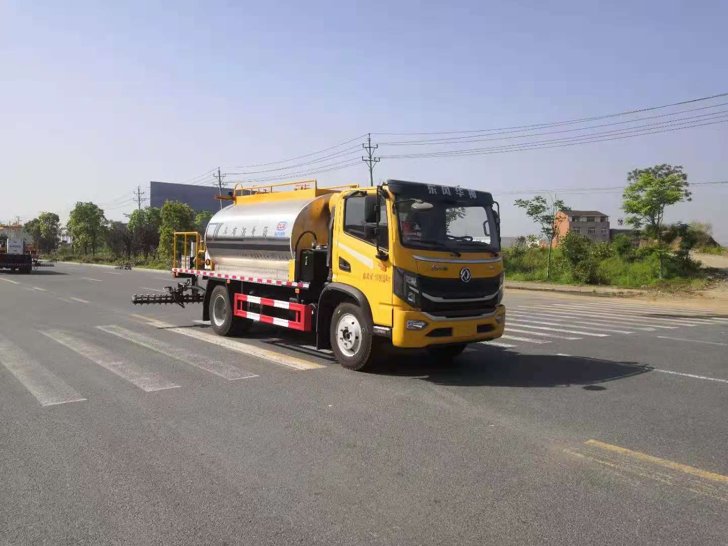 國(guó)六東風(fēng)華神6.3立方智能型瀝青灑布車