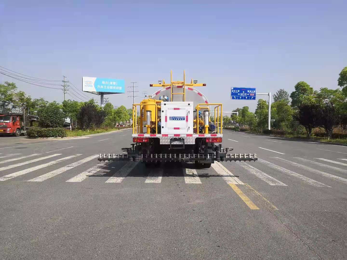 國(guó)六東風(fēng)華神6.3立方智能型瀝青灑布車