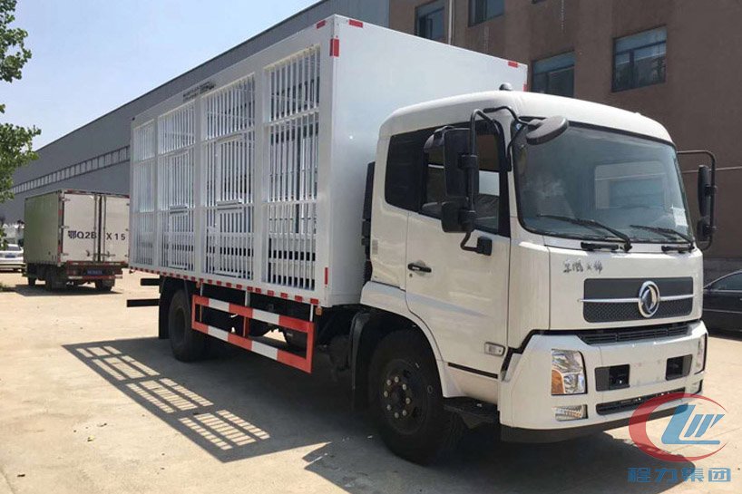 東風(fēng)天錦6米8運(yùn)豬車、畜禽運(yùn)輸車側(cè)面圖