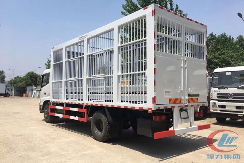 東風(fēng)天錦6米8運(yùn)豬車、畜禽運(yùn)輸車側(cè)面圖