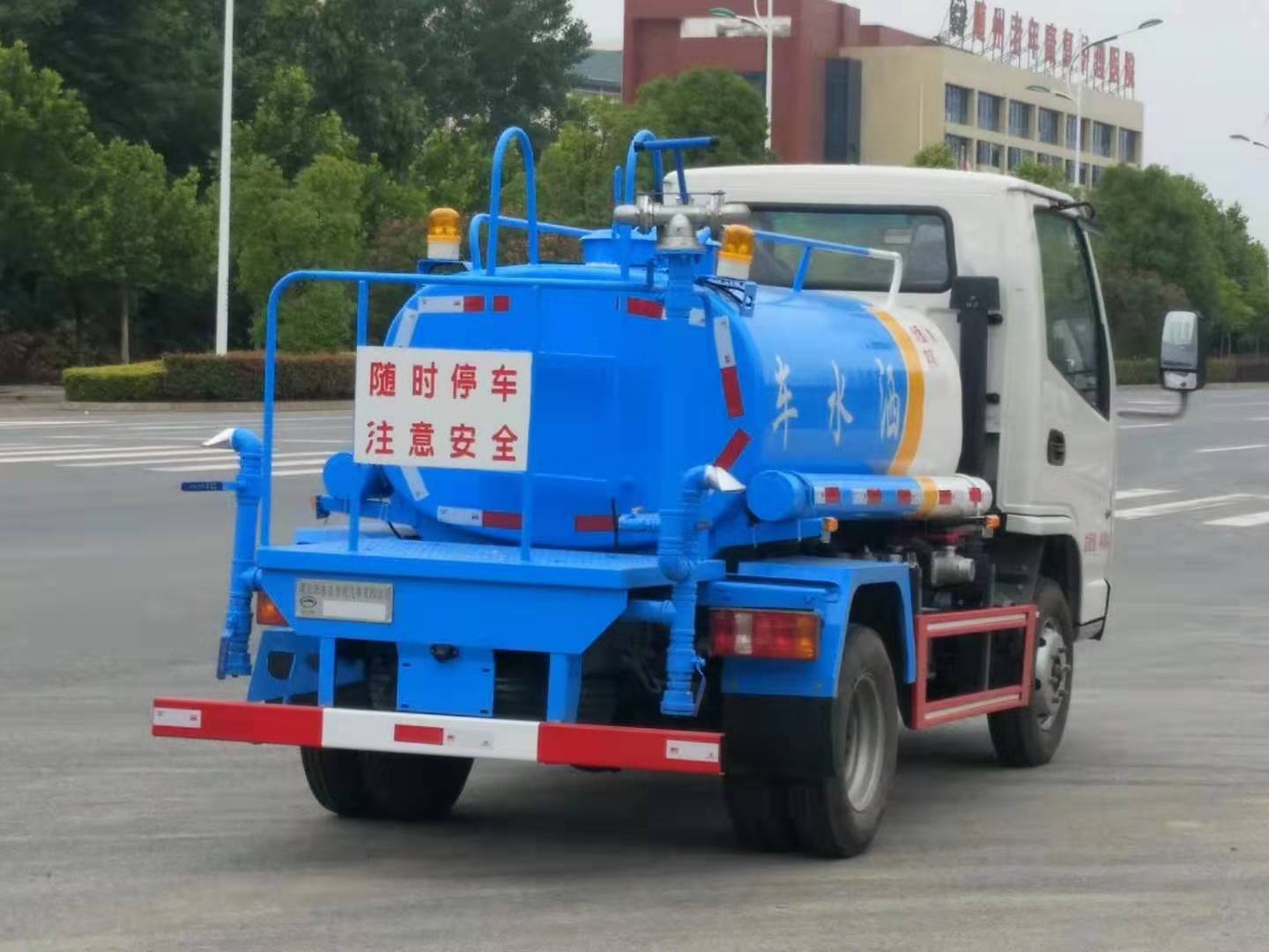 凱馬不超重藍(lán)牌灑水車圖片