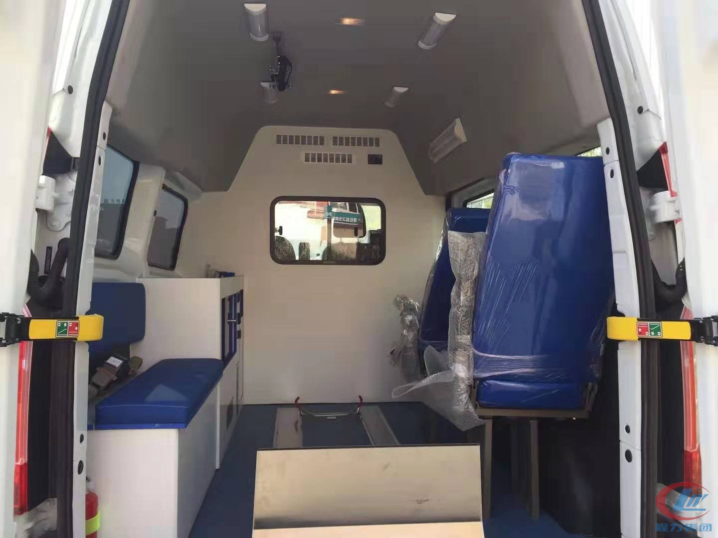 程力福特v362短軸中頂轉(zhuǎn)運型救護車