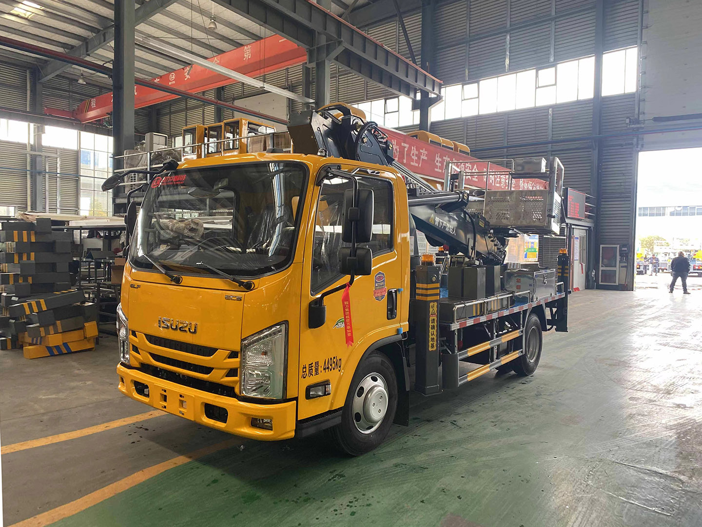 五十鈴寬體藍牌28米伸縮臂高空車