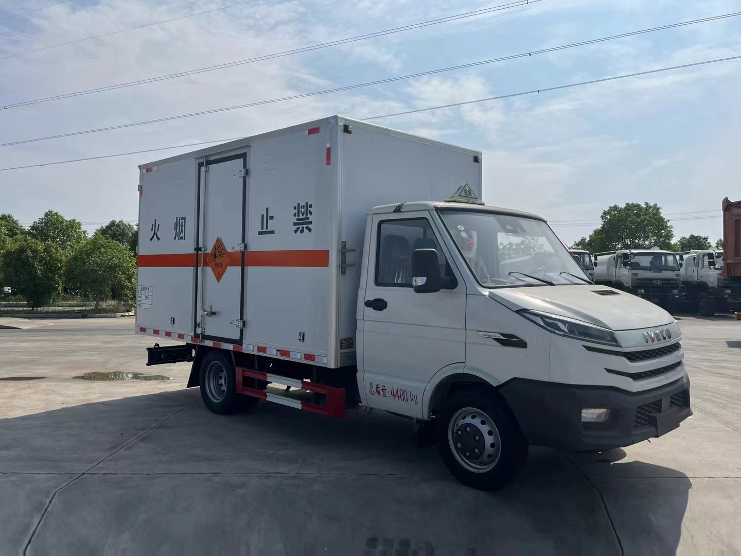 程力集團依維柯得意X45爆破器材運輸車
