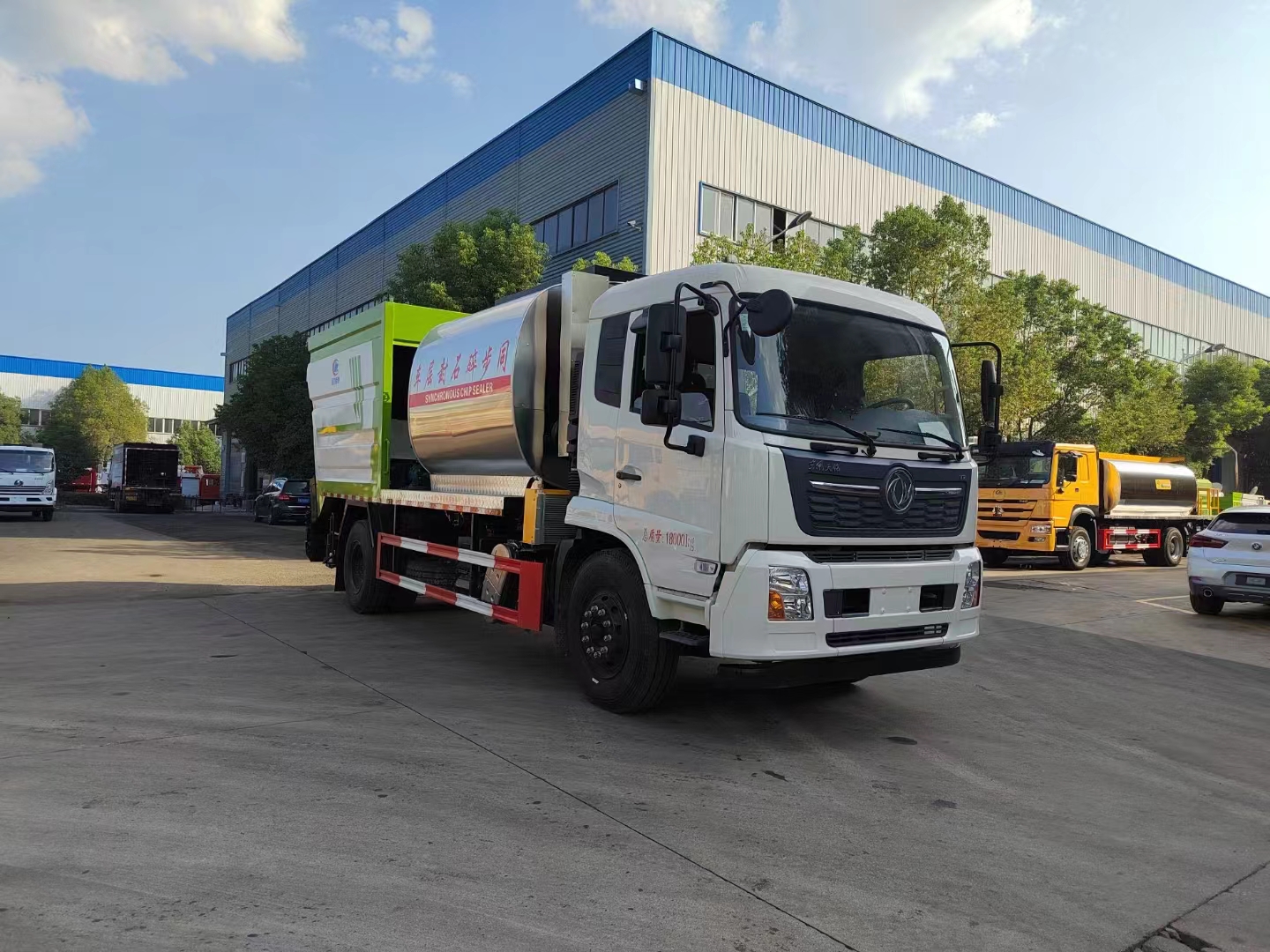 國六東風(fēng)天錦8方的石料倉同步碎石封層車