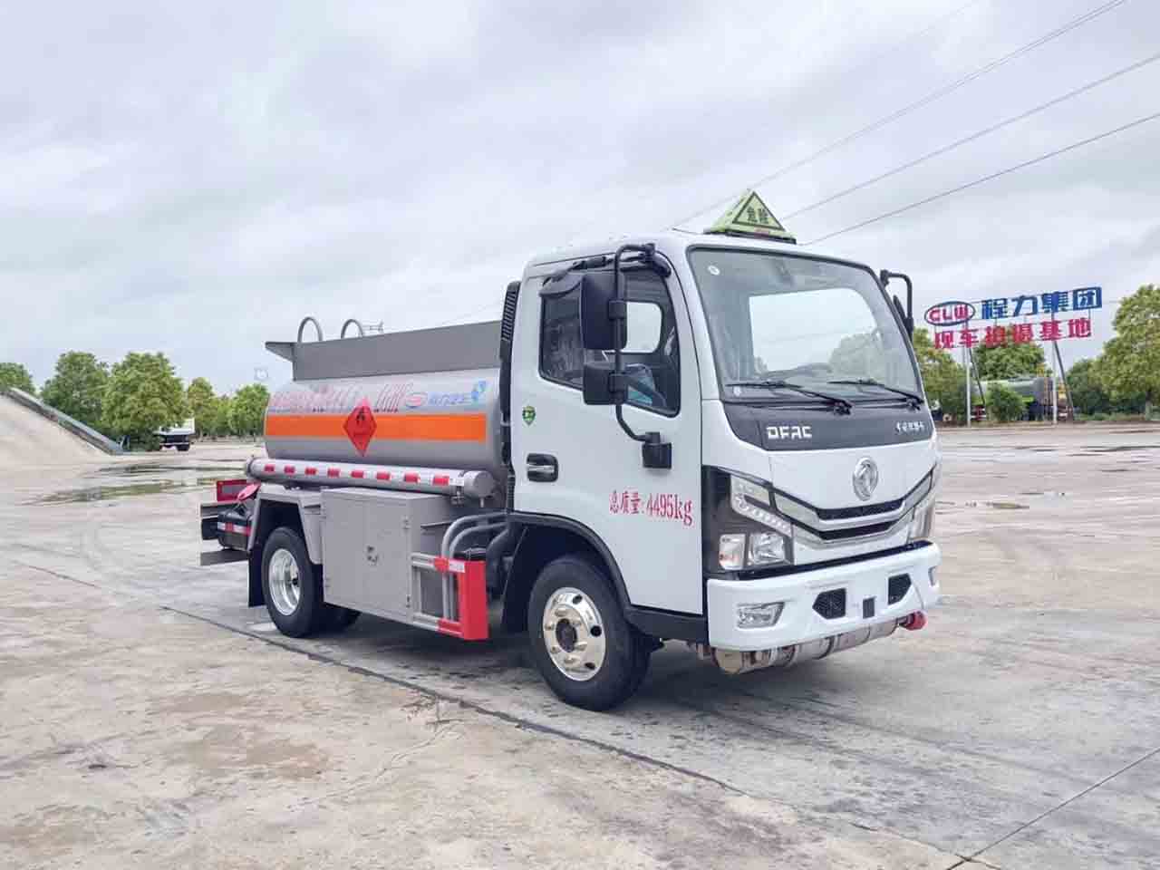 東風(fēng)多利卡藍(lán)牌加油車